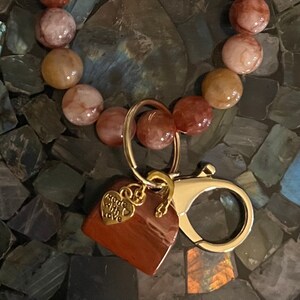 Pulsera llavero de cristal de cuarzo de fuego de 10 mm de triple resistencia elástica con dije para bolso de jaspe rojo