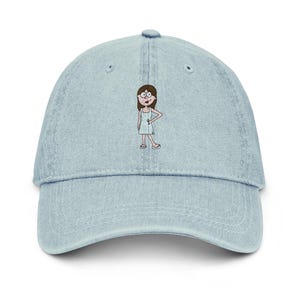 Sombrero de mezclilla inspirado en Lizzie McGuire con un dibujo animado de cabello castaño, vestido y sosteniendo una botella de vino.