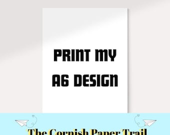Puede incluir: Un póster blanco con el texto "PRINT MY A6 DESIGN" en letras negras en negrita. Debajo, la frase "The Cornish Paper Trail" en una fuente estilizada, con gráficos de aviones de papel y olas.