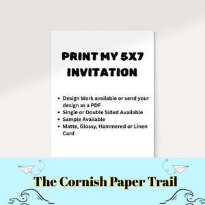 Puede incluir: Una tarjeta de invitaci&oacute;n blanca con el texto "PRINT MY 5X7 INVITATION" en letras negras en negrita. Texto adicional enumera opciones de dise&ntilde;o, incluyendo formato PDF, impresi&oacute;n a una o dos caras y opciones de papel. El logotipo de The Cornish Paper Trail est&aacute; en la parte inferior.