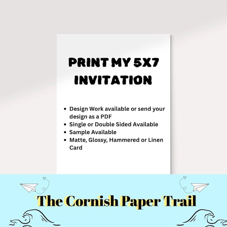 Puede incluir: Una tarjeta de invitaci&oacute;n blanca con el texto "PRINT MY 5X7 INVITATION" en letras negras en negrita. Texto adicional enumera opciones de dise&ntilde;o, incluyendo formato PDF, impresi&oacute;n a una o dos caras y opciones de papel. El logotipo de The Cornish Paper Trail est&aacute; en la parte inferior.