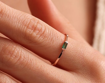 Baguette Geburtsstein Ring, personalisierter Geburtsstein Ring, 14K solid Gold Ring, zierlicher Ring, täglicher Ring, Brautjungfer Geschenk, Muttertag Geschenk