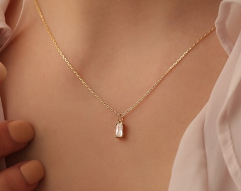 Collier baguette personnalisé, collier avec pierre de naissance baguette, petit collier avec pendentif, bijoux avec pierre de naissance, cadeau de fête des mères, cadeau parfait pour elle