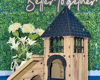 Puede incluir: Una casa de madera para gatos con un techo negro y un tobogán. La casa tiene una gran puerta arqueada y ventanas con arcos en la parte superior. La casa está decorada con un patrón de veta de madera. El texto "Better Together" es visible en el fondo.