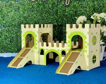 Op de afbeelding: Een houten kasteel speelset met twee torens, een brug en glijbanen. Het kasteel is geschilderd in tinten bruin en groen, met groene accenten op de torens en de brug. De speelset is ontworpen voor kinderen om te spelen en plezier te hebben.