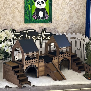 Bunny Castle, con terraza y dos torres, roble negro, un diseño que presenta Rabbit Palace: una residencia de lujo con tres escaleras y tres habitaciones