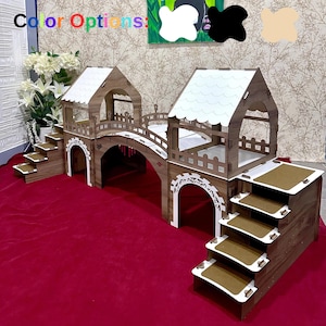 Puede incluir: Un hábitat de madera para mascotas con un puente, escaleras y dos estructuras. El hábitat es marrón con detalles blancos y una base roja. El texto "Color Options" es visible en la esquina superior izquierda.