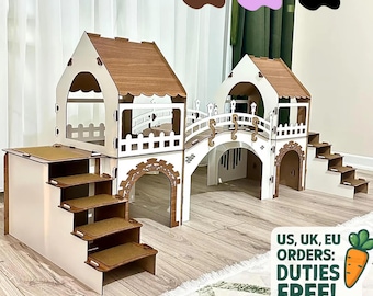 Könnte beinhalten: Ein mehrstöckiges Haustier-Spielhaus mit zwei Türmen, die durch eine Bogenbrücke verbunden sind. Die Einheit verfügt über Treppen an beiden Enden mit braunen, strukturierten Stufen, weißen Geländern und holzfarbenen Dächern. Text: Color Options und US, UK, EU ORDERS: DUTIES FREE! HASSLE-FREE & ZERO SURPRISES.