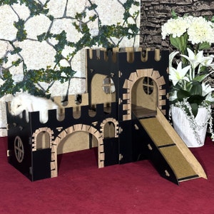 Konijnenkasteel met toren, zwart eiken konijnenpaleis met twee verdiepingen, een terras en drie luxe kamers, met design konijnenhuis