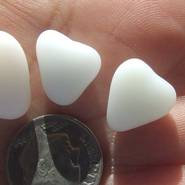 Group of three hearts, in milk glass. 916