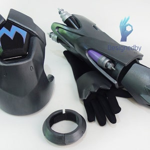 以下が含まれることがあります： コスプレ用の3Dプリントパーツ3点セット。グレーとグリーンの腕カバー、グレーとブラックの手（パープルとグレーのディテール付き）、グレーのリング。手は機械的な腕に似ています。