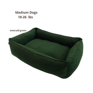 Puede incluir: Cama verde esmeralda para perros medianos, de forma rectangular con laterales elevados. La cama está hecha de un material suave y afelpado. El texto de la imagen dice "Medium Dogs 18-26 lbs" y "emerald green".