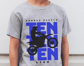 パーソナライズされた10歳の誕生日ダートバイクシャツ、ダートバイクシャツ、10歳の誕生日の男の子シャツ、ダートバイク誕生日テーマシャツ、2桁の誕生日