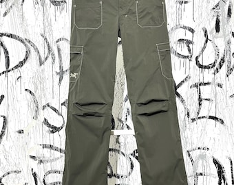 Pantalones cargo ligeros de nailon Rampart para mujer de Arc'teryx, talla 4, color verde oscuro y caqui