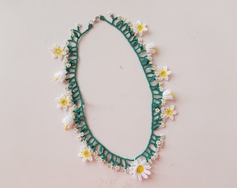 Daisy Beaded Necklace, Floral Jewelry, Seed Bead Flower Necklace