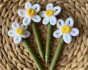 Handmade Teacher / Nurse gift. DAISY KNITTED PEN with tag. Teacher appreciation. Gift for teacher. Teaching assistant. Thank you gift