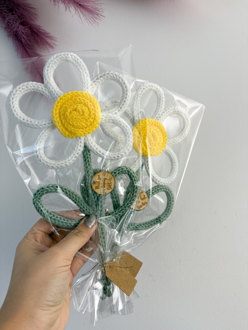 Hand-Knitted Daisy Flower with Wooden Tag – Teacher Appreciation Gift image 3