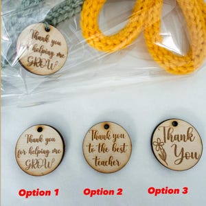 Hand-Knitted Daisy Flower with Wooden Tag – Teacher Appreciation Gift image 2