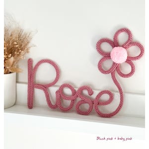 Letrero personalizado de alambre tejido con flor y pompón. Fácil de colgar en la pared o la puerta. Decoración para habitación infantil o sala de juegos. Regalo.
