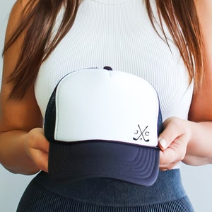 Personalisierte Initial Damen Golf Trucker Hat Country Club Party Hut Social Club Golf Team Geschenke Golf Party Favors Golf Bachelorette Coquette