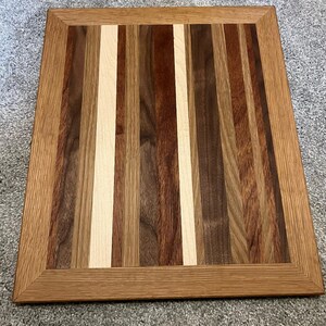 Wunderschönes Serviertablett aus geöltem Holz mit integrierter Finger-Trageführung