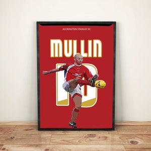 Affiche rétro EFL Paul Mullin du club de football d'Accrington, cadeau encadré, non encadré et cartes de voeux. Cadeau d'anniversaire, cadeaux de Noël.