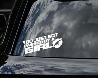 Pegatina para parachoques de chica: "Acabas de ser superado por una chica". Pegatina para parachoques feminista. Pegatina Sprinkle Sprinkle. Calcomanía de empoderamiento femenino.