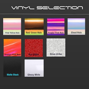 Pode incluir: Uma sele&ccedil;&atilde;o de materiais de vinil com v&aacute;rias cores e acabamentos. A imagem mostra amostras rotuladas como "Pink/Yellow Holo", "Red/Green Holo", "Purple/Pink Holo", "Ghost Holo", "Orange/Pink Holo", "Red Glitter", "Silver Glitter", "Matte Black" e "Glossy White".