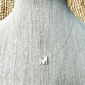 Initialhalsband med genomskinligt snöre