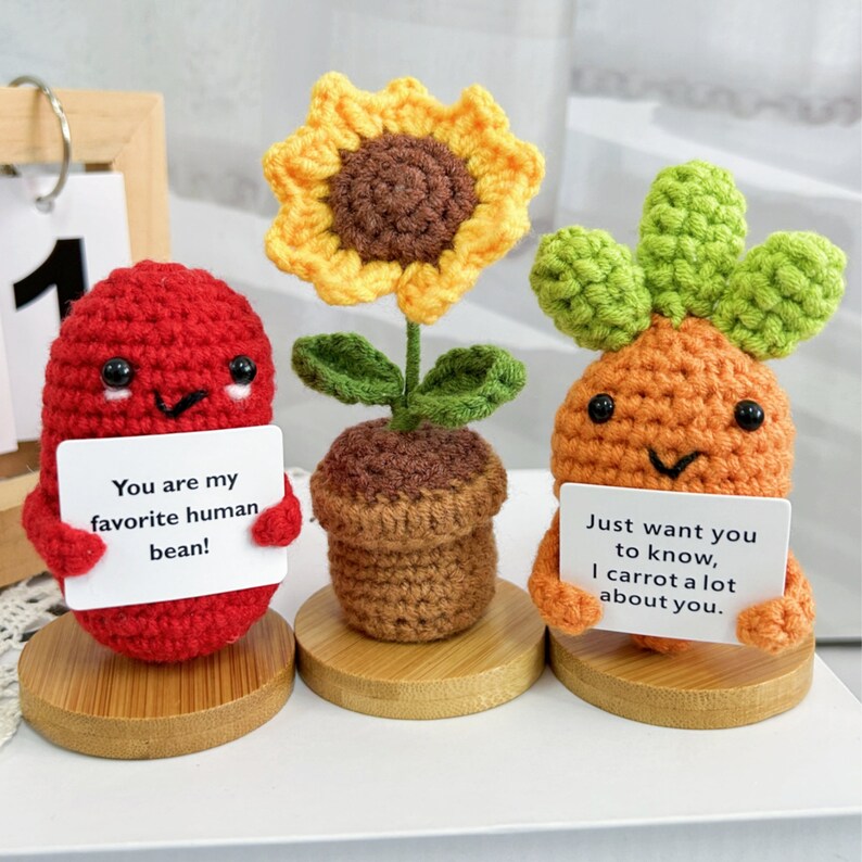 Ensemble-cadeau adorable de 3 pièces au crochet fait main carotte/haricot rouge/tournesol ornement de bureau-cadeau fête des mères-cadeau pour maman/grand-mère-cadeau d'amour 3PCS(1 of each)