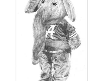 Puede incluir: Un dibujo a lápiz en blanco y negro de una mascota de elefante que lleva una camiseta negra con una "A" blanca en la parte delantera. La mascota lleva pantalones vaqueros azules y tiene una trompa gris grande.