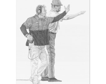 Op de afbeelding: Een zwart-witte potloodtekening van twee mannen in een coachende pose. De man links draagt een headset en een zwart-wit shirt. De man rechts draagt een hoed en een wit shirt. Beide mannen dragen een broek.
