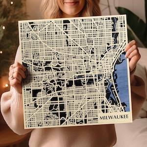 Carte en bois 3D fabriquée à la main de Milwaukee - Art du bois teinté WI - Souvenir de la ville de Brewing