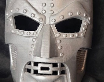Máscara clásica de Dr. Doom, ideal para cosplay o exhibición.