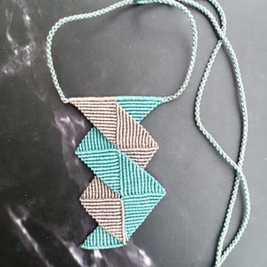 Collar geométrico de micromacramé, collar de hilo con piedras naturales, collar boho chic hecho a mano, gargantilla de zigzag bicolor