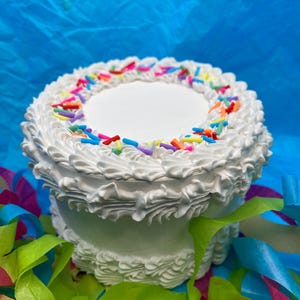Caixa de bolo falsa feita à mão e com detalhes em bordado. Ótima para aniversários ou qualquer ocasião especial. Pode guardar cartões-presente. Vira uma lembrança decorativa.