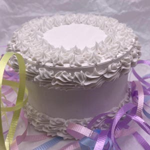 Caixa de bolo falsa feita à mão e decorada à mão. Caixa de presente perfeita para aniversários ou qualquer ocasião especial. Vira uma caixa de lembrança decorativa.