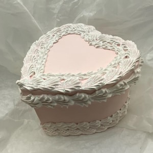 Caixa de bolo em forma de coração feita à mão/decorada. Uma caixa de presente decorativa para joias ou pequenos tesouros e se torna uma lembrança decorativa para exibição