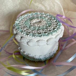 Fausse boîte à gâteaux faite main, parfaite pour les anniversaires, les cadeaux de demoiselle d'honneur, les demandes en mariage ou une boîte à bijoux souvenir.