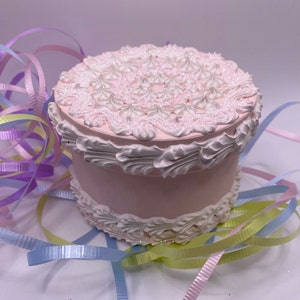 Caixa de presente de bolo falso feita à mão/decorada para aniversários, presente de madrinha, Sweet 16th ou qualquer ocasião especial. Torna-se uma lembrança decorativa