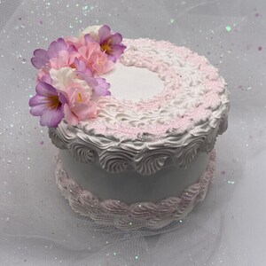 Caixa de bolo falsa feita à mão para presentes de chá de panela, caixa de proposta, aniversários, formatura ou qualquer ocasião especial. Bolo de exibição decorativo/4 polegadas