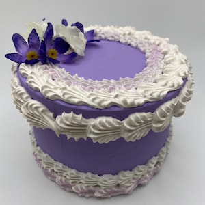 Caja de regalo de tarta falsa hecha a mano para cualquier ocasión especial (propuesta de matrimonio, regalos para damas de honor o cumpleaños). Se convierte en un recuerdo decorativo.