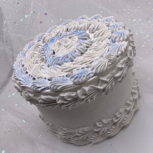 Fausse boîte à gâteaux faite main pour propositions, anniversaires, mariages ou cadeaux de finissants. Peut contenir des bijoux, des cartes-cadeaux ou de petits trésors. Devient un souvenir