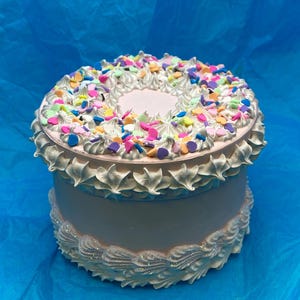 Caixa de bolo falsa feita à mão e decorada à mão. Caixa de presente perfeita para aniversários ou qualquer ocasião especial. Vira uma caixa de lembrança decorativa.