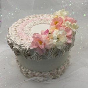 Caixa de bolo falsa feita à mão e canalizada à mão. Presentes para chá de panela, caixa de propostas, aniversários ou lembranças. Bolo de exibição decorativo/4 polegadas