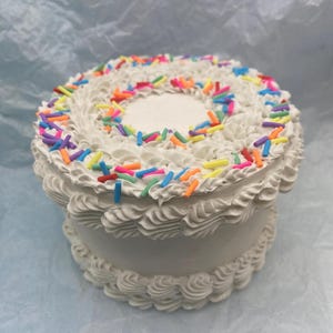 Caixa de bolo falsa, feita à mão e decorada. Caixa de presente perfeita para aniversários ou qualquer ocasião especial. Transforma-se em uma caixa decorativa para lembranças.
