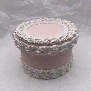 Caixa de bolo falsa feita à mão/decorada para aniversários, chá de panela ou qualquer ocasião especial. Um bolo para sempre que se torna uma lembrança decorativa