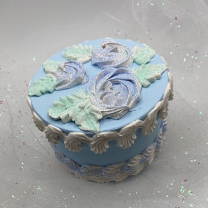 Scatole regalo fatte a mano a forma di torta finta per compleanni, matrimoni o anniversari. Adatte a gioielli, biglietti d'auguri o piccoli tesori. Diventano un ricordo.