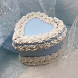 Caixa de bolo em formato de coração, feita à mão e decorada. Uma caixa de presente decorativa para qualquer ocasião. Um presente que se transforma em uma lembrança decorativa para exibição.
