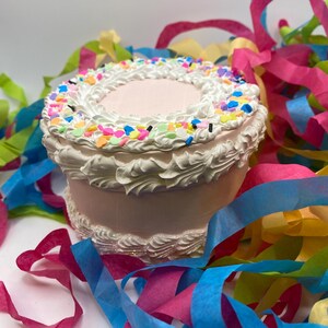 Caixa de presente de bolo falso feita à mão para aniversários, presente de madrinha, Sweet 16th ou qualquer ocasião especial. Torna-se uma lembrança decorativa
